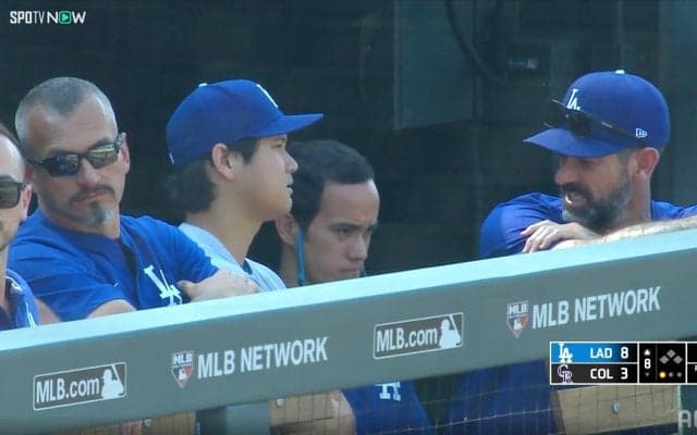 ベンチに大谷翔平出没！ 450日ぶり完全休養もフリーマン先制弾直後に一瞬だけ“チラリ”…水をがぶ飲み、8回には熱心に会話