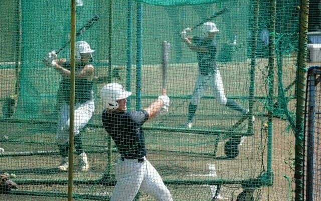 日大三、フリー打撃に汗　沖縄尚学の末吉・新垣有を想定して打ち込み