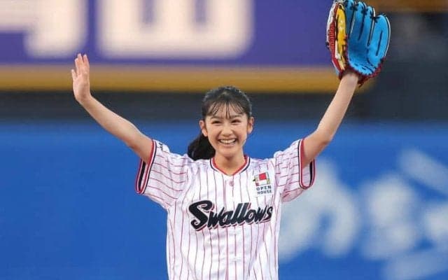 「妖精に見えました」神宮降臨で“勝利の女神”に　14歳モデルの始球式に止まらない反響　初々しいインタビューも話題