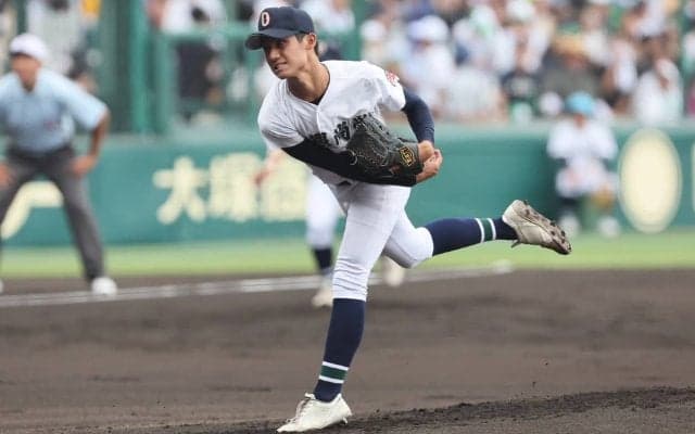 沖縄尚学先発の新垣が日大三の主将に先制打許す、追加点は阻止して三塁側スタンドから大きな歓声【25年夏甲子園】