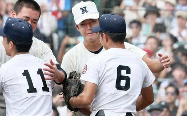 日大三、最後の見せ場は「グッドルーザー」　沖縄尚学の応援席にも礼