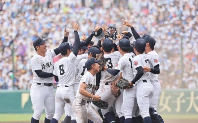 沖縄尚学が悲願の夏甲子園初優勝！末吉＆新垣の2年生リレーが花開く、末吉「来年も2人で頑張ろうと」連覇目指す【25年夏甲子園】