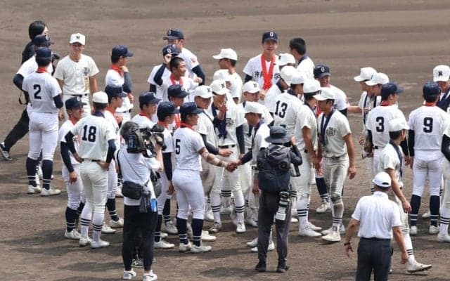 甲子園閉会式…相手指揮官へ粋な対応「素敵すぎる」　称え合う光景が「ほっこりする」