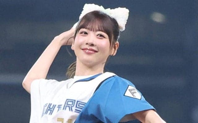 「可愛すぎる」ミニスカアイドルの一球に悶絶　ふわふわ笑顔に釘付け「マウンドに天使」