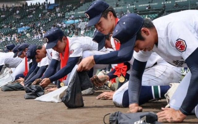 「日本一の土どー！」沖縄尚学ナインが見せた“勝者の砂集め”が話題沸騰「勝ったほうも持って帰る風習だったの？」