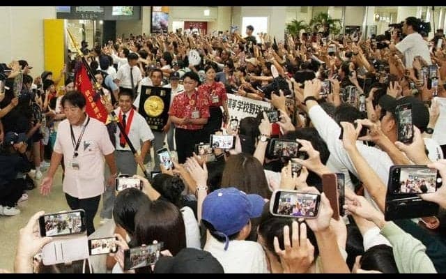 夏の甲子園で初優勝した沖縄尚学が帰郷　那覇空港では大勢の出迎え