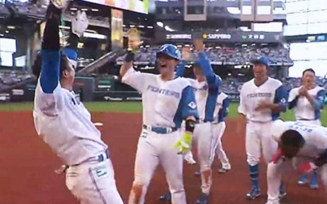 新庄監督が万歳、日ハムが延長サヨナラ勝ち　鷹に3連勝→0.5差に肉薄