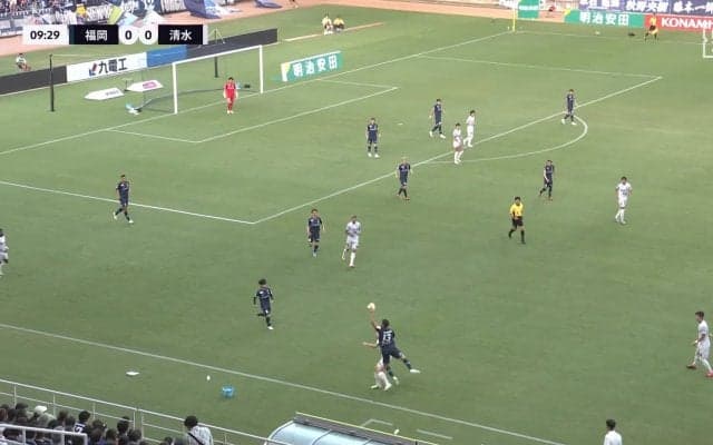 「イエローやろ」明らかなハンドが“お咎めなし”でSNS総ツッコミ「なんでカード出ないの」「思いっきり手で触りに行っていますよね」