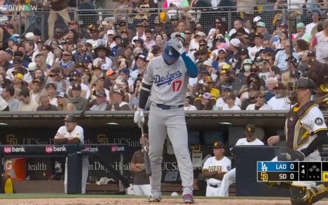 ライバルファンでも気になる大谷翔平の打席…多くの観客がスーパースターに“スマホを構えまくる”異様光景