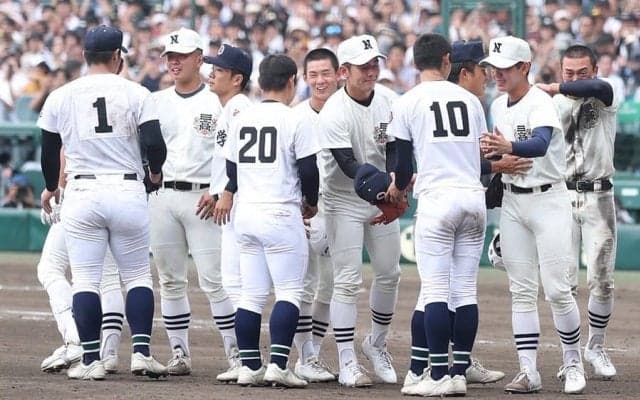 甲子園の決勝後に捉えた「今大会最高の1枚」　滲む“ノーサイド”の精神に感動「素敵」