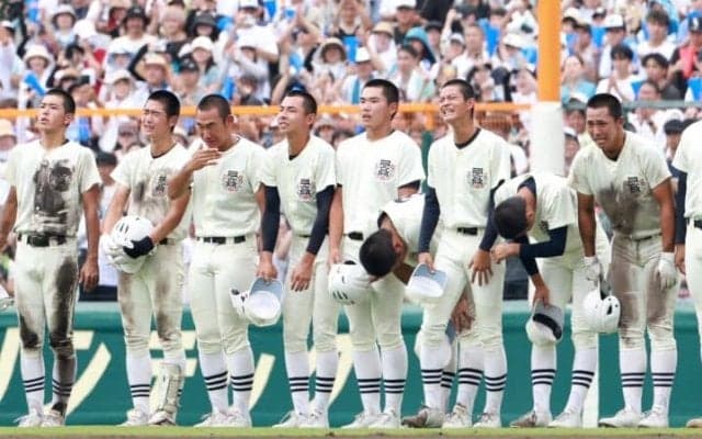 「素晴らしい高校生」最後まで礼節を貫いた日大三ナイン　敗者の全方位一例に反響止まず「色々あった甲子園だからこそ響いた」