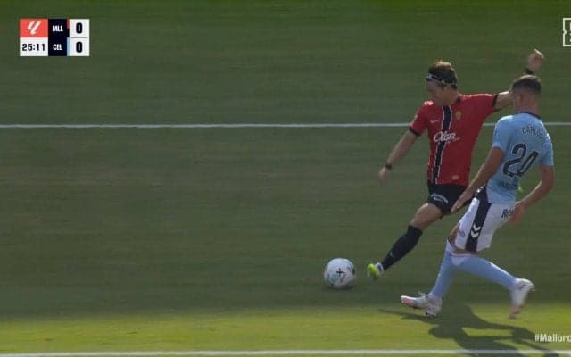 浅野拓磨、痛恨の決定機逸に感情むき出し！コントロールショットを外してピッチを殴りつける姿にファン「いいぞ」「魅せてんな」