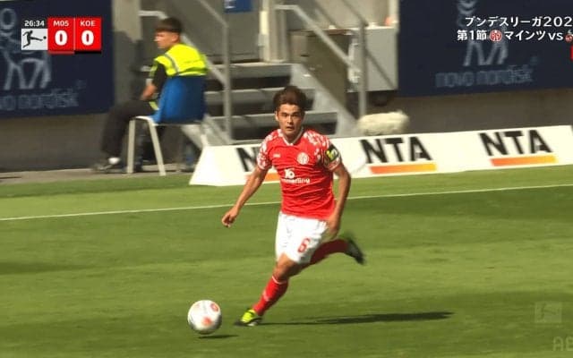 「誘って回収！」佐野海舟の“超絶インターセプト”にファン大興奮！「反射神経やばい」「一級品だな」ブンデス開幕戦で圧巻守備