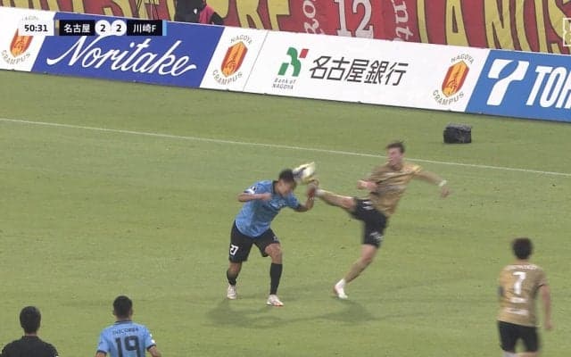 「完全にレッド」名古屋ユンカー、危険な顔面足裏キックで一発退場に「もろ足裏が顔に入ってるやん」