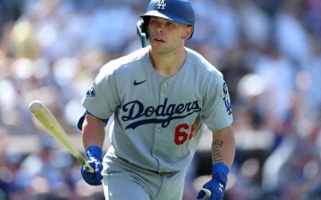 「ルーキーなのになんてスイングだ」24歳ルーキーの決勝3ランを米記者が絶賛　山本由伸に11勝目をもたらす“値千金”の衝撃弾