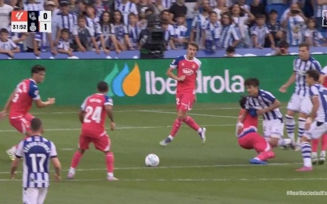 「これファウルじゃないの？」久保建英、キレキレパス&ゴーで突破→相手選手と接触転倒もノーファウルでスタジアム騒然「あんなのどうしようもない」