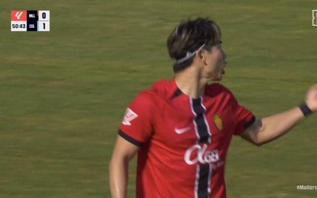 一体何が起きた？浅野拓磨、今季初イエローカードに不満あらわ「バチバチ抗議してる」「ファウルもらった側なのに」