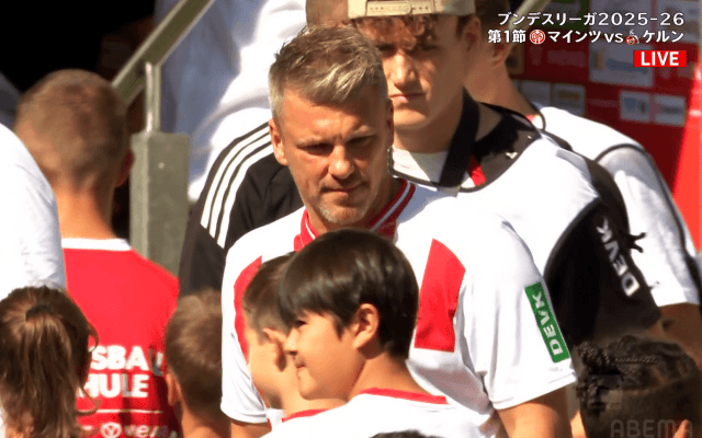 「ルール的にアリなの？笑」新監督の“斬新すぎる服装”にツッコミ殺到！「もはやサポーターw」史上初の珍事にケルン指揮官は「スリムに見えると思ったけど…」