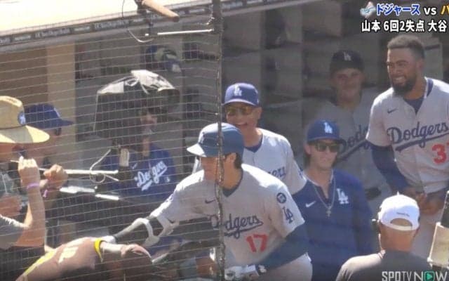 球場騒然！ 大谷翔平、目を疑う“異例の行動”「すげえな」予想外のリアクションが話題に「ただの聖人か」「人として別格」