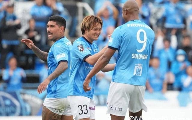 年間ベストゴール候補！ J1横浜FC25歳ストライカーの｢オーバーヘッドキックのお手本｣バイシクル弾が炸裂！｢マジでカッケェ｣｢身体能力ほんと凄い｣