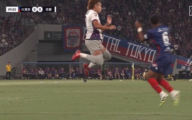 「PK妥当」日本代表DFの危険過ぎる空中大激突にファン悲鳴「完全にレイトタックル」「見ないで突っ込んだ」試合開始早々“一発レッド”の退場劇