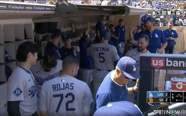 ド軍ベンチが蘇った！ フリーマンの“起死回生弾”で大谷＆由伸にカーショーも…笑顔で迎えた歓喜の瞬間