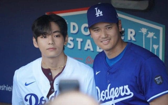大谷翔平、BTS「V」と2ショット…笑顔で握手しハグ　試合前に異例の登場、スター共演にメディア殺到