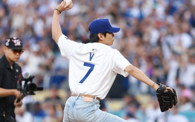 BTSのVがド軍戦で始球式　世界的スターに球場大歓声…山本由伸にストライク投球＆ハグ