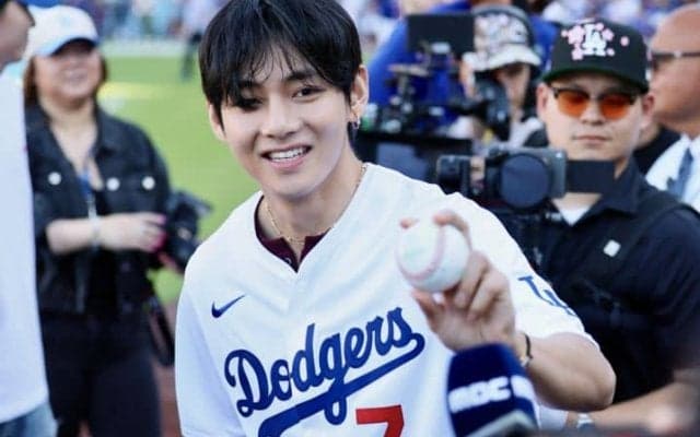 “ARMY”も「感無量」BTSのVさんが始球式　スタンドから悲鳴にも似た黄色い歓声　大谷翔平とも共演「2人ともかっこいい」