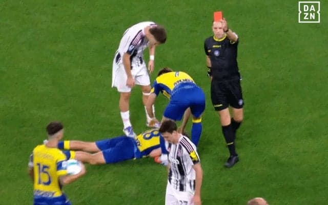 「愚かな行為」怒りの“暴力行為”でレッドカード！「何やってるの？」批判殺到のユヴェントスMFが謝罪「酷いことをして恥じている」