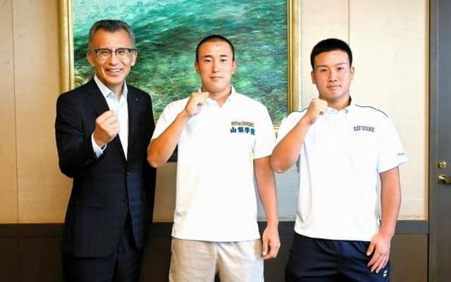県岐阜商と山梨学院、幼なじみの2人　甲子園振り返り地元市長と歓談