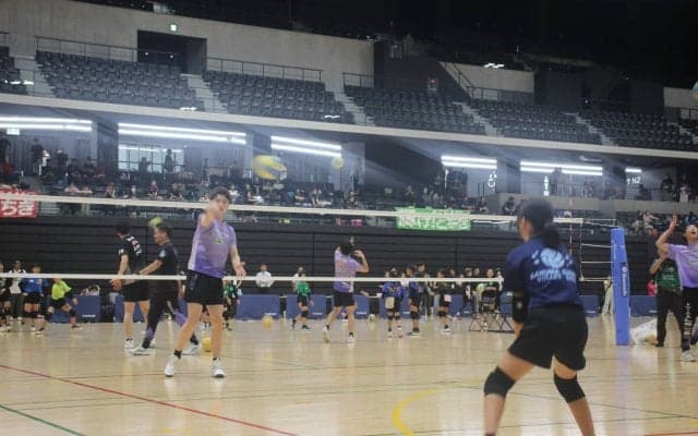 栃木県が広い世代を対象にした競技力向上の練習会「バレーボールサミット in Tochigi」を実施。総勢100名を超える参加者が一堂に会する