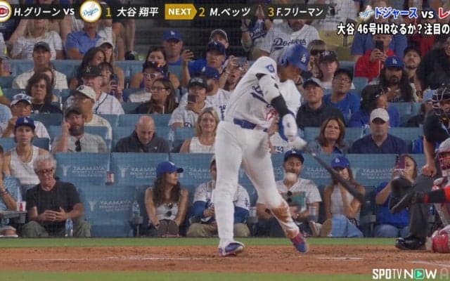 これは痛い…大谷翔平、強烈自打球が直撃「大丈夫か」「つま先か？」悶絶する姿にファンから心配の声