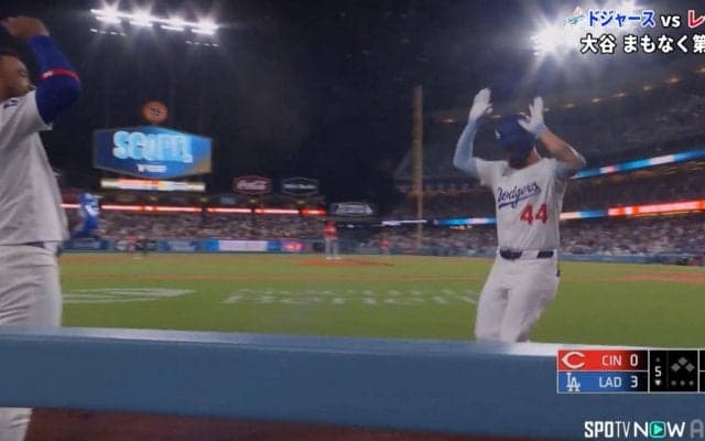 ダンスパーティー？ドジャースベンチで“異様な光景”　同僚のHRに大谷翔平も笑顔でお出迎え