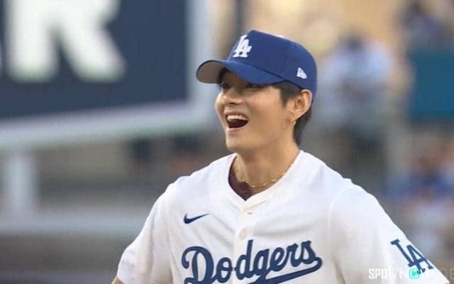 「オーラが違う…」BTS“テテ”ことVのストライク投球に「サウスポーやばい」「めっちゃいいボール」堂々たる始球式に反響続々
