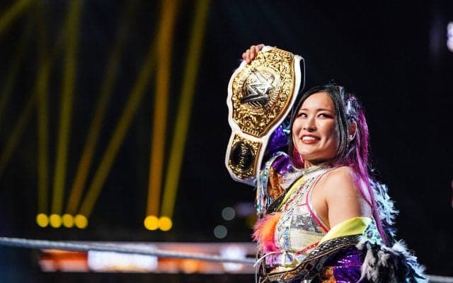 人気日本人女子レスラーが“意外な美女”とおなじみポーズを披露…サプライズで明かされたまさかのパートナーにファン大興奮