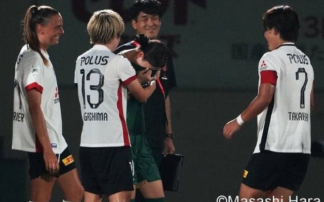 ｢みんな温かい｣なでしこMF塩越柚歩が古巣との初対決で流した｢美しい汗と涙｣、対照的だった塩越と猶本光の｢サポーター挨拶｣、試合後に口にした｢誓いの言葉｣