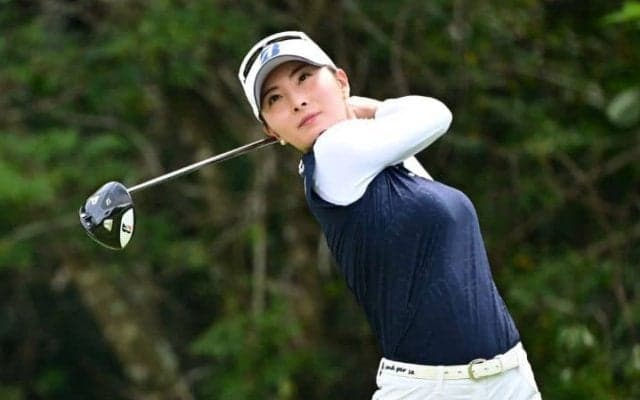 木陰から笑顔ヒョッコリ！人気女子プロゴルファーが26歳の誓い「仕事も私生活も何事も120％で楽しむ」「体と心に正直に」
