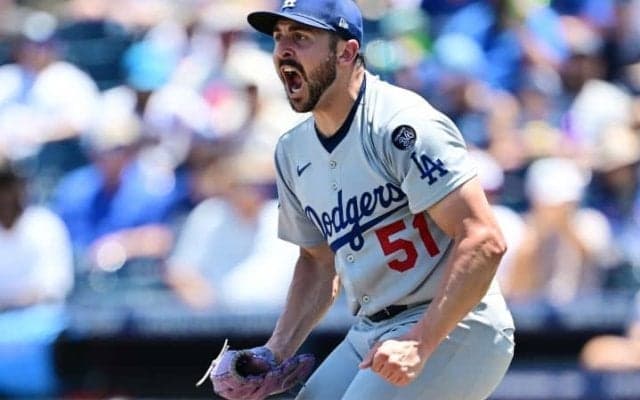 「突然の出来事だった」フル回転の29歳左腕が“衝撃”の離脱「決して良い兆候ではない」ドジャースにとって大きな打撃