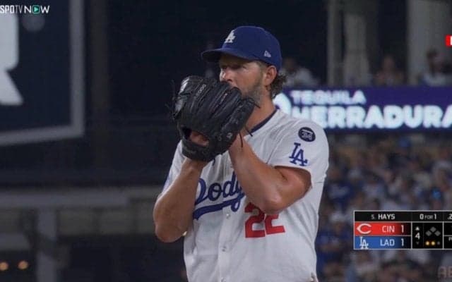 思わず笑っちゃう？ “8月絶好調”ド軍カーショーの“ド真ん中”に空振り三振→バッターがまさかのリアクション