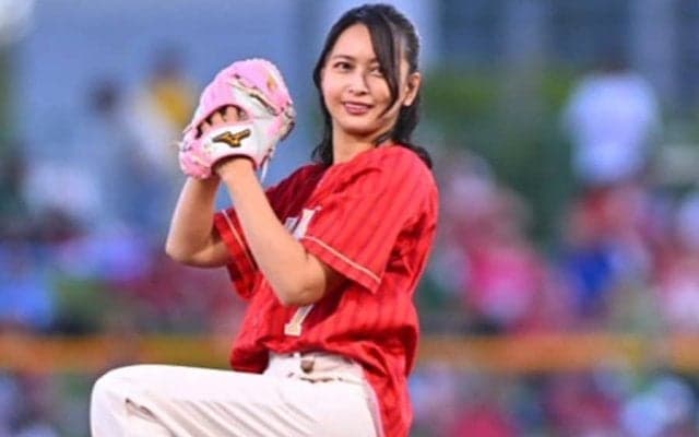 美人女優がまさかの始球式…アンダースローにどよめき　地元凱旋で豪快投球に拍手喝采