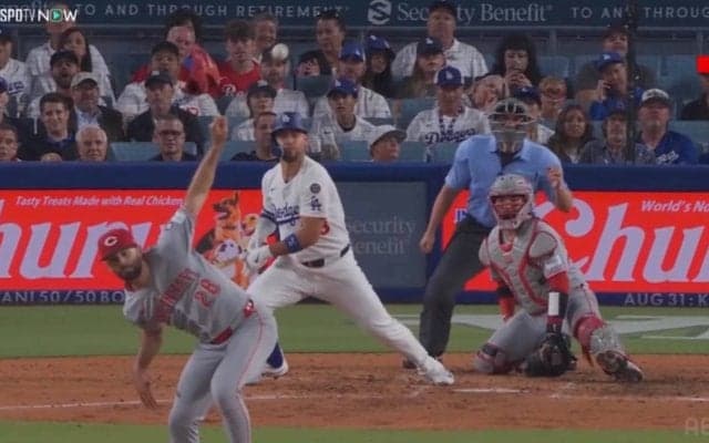 「反射神経すごすぎ」ドジャース戦で元NPB戦士が“曲芸キャッチ”失敗の珍事…グラブが“とんでもない方向に”吹っ飛んだ瞬間