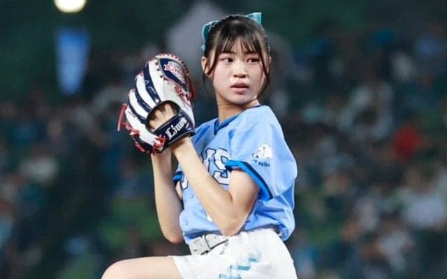 白ミニスカで豪快足上げ…15歳アイドルが始球式　黒髪＆青リボンひらり、球場魅了