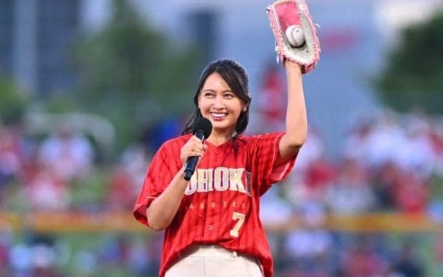 黒髪なびかせ…球場に現れた大女優が「めちゃくちゃ美人」　大胆な一投にSNS虜