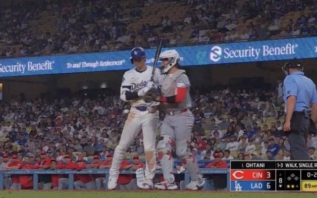 何が起きた？ 大谷翔平の打席で“謎のハプニング”「どうした」「ビックリした」突然動かなくなる… ファン騒然「珍プレー行き」