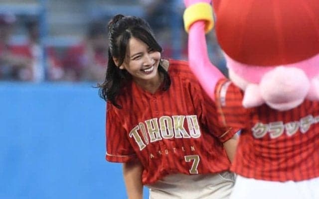 「40歳？うそやろ」美人女優が地元秋田でアンダースロー始球式！4児のママは満身創痍だった「肘を守るフォームに…」