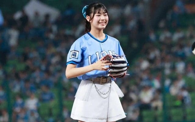 白ミニスカの15歳が豪快足上げ「か、かわええ…」　華麗なフォーム→照れ笑い…SNS虜