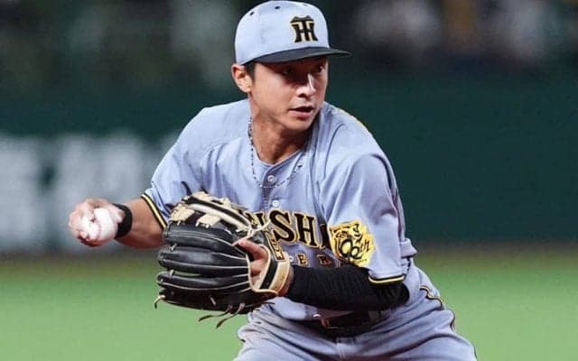 阪神29歳が「身長の半分くらい飛んでない？」　垂直跳び→1回転…異次元好守に騒然