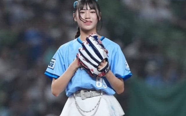白ミニスカの15歳アイドルが“貴重な経験”　豪快足上げ始球式に「綺麗な投球フォームでかっこよかったよ」