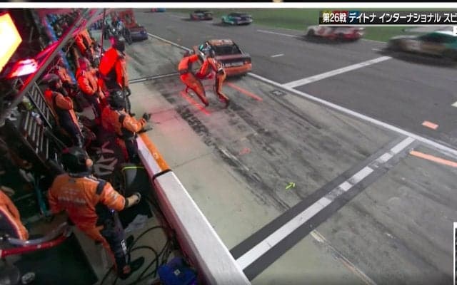 「危ない」給油中に“急発進”→クルー同士が激突し転倒！ お粗末なピットインに解説者も苦言「せっかくガスだけ入れてるのに…」